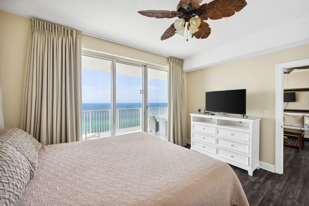 Twin Palms by Book That Condo