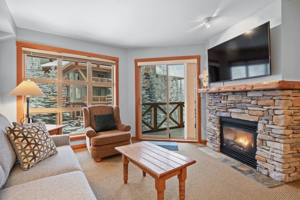 TOP FLOOR in Panorama Resort | TRUE Ski In/Out | Indoor Access to Pool & HotTubs-3
