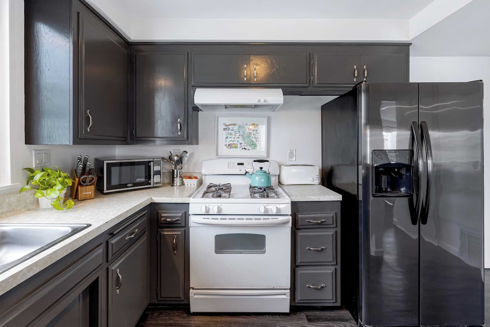 Topside Newport Rooftop Balcony + Ocean Views + Walk to Pier, Marina Village