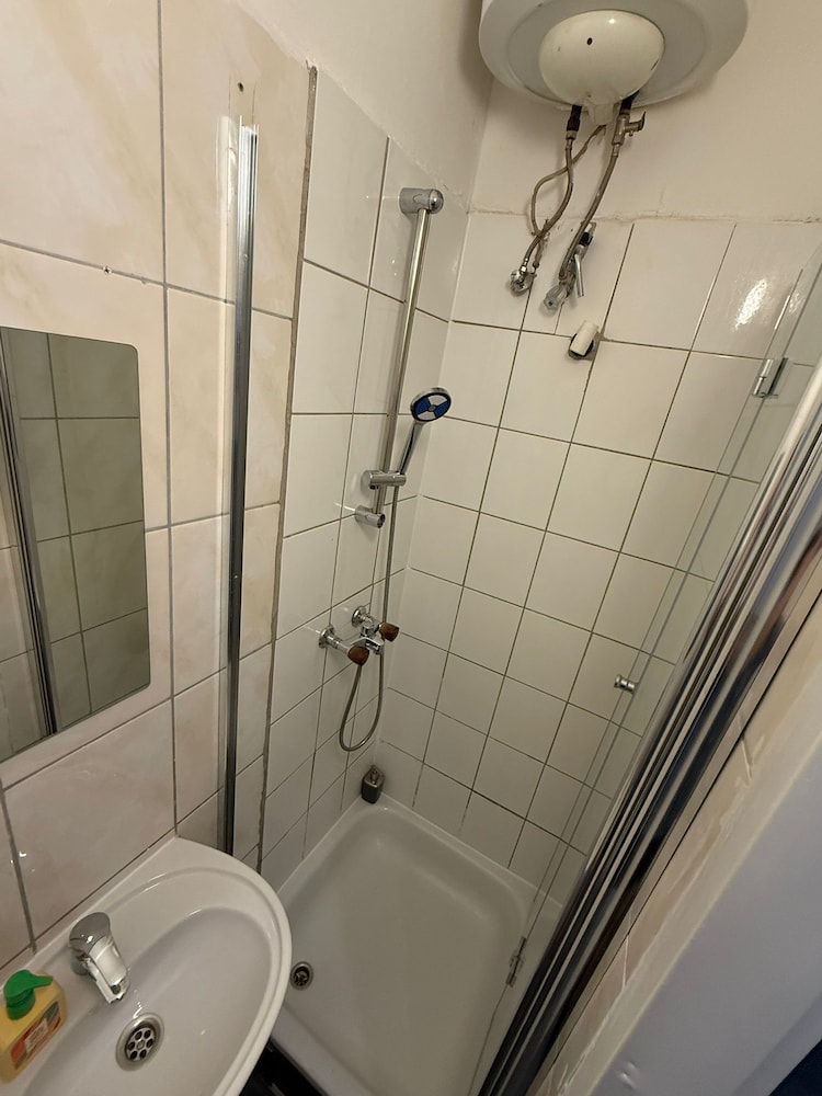 Stylish 1BR Apt Walk to Schonbrunn