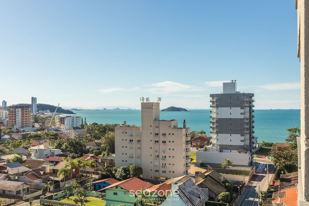 Estadia completa com piscina a 400m da Praia da Armação \- SKL