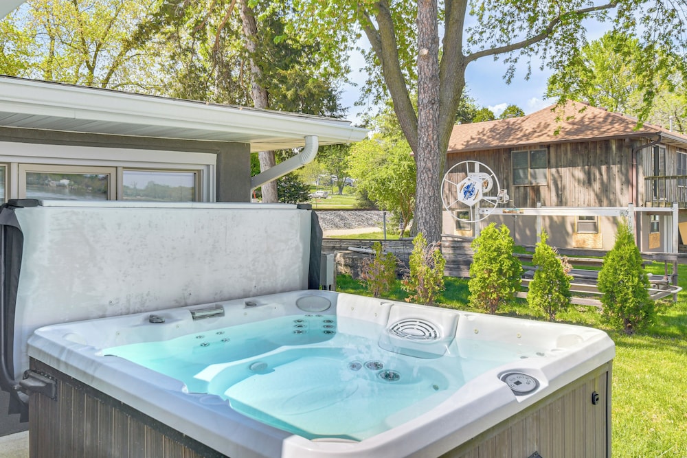 Steps to Mississippi River: Hot Tub Haven!