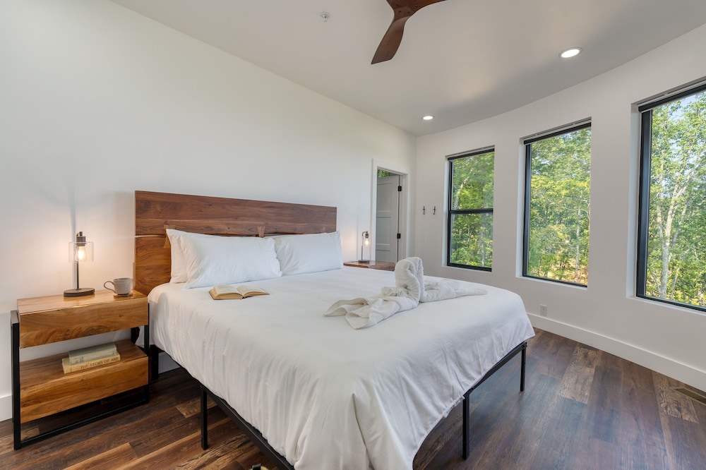 Bear Rug Inn Luxe Stays Pool Views Game Room