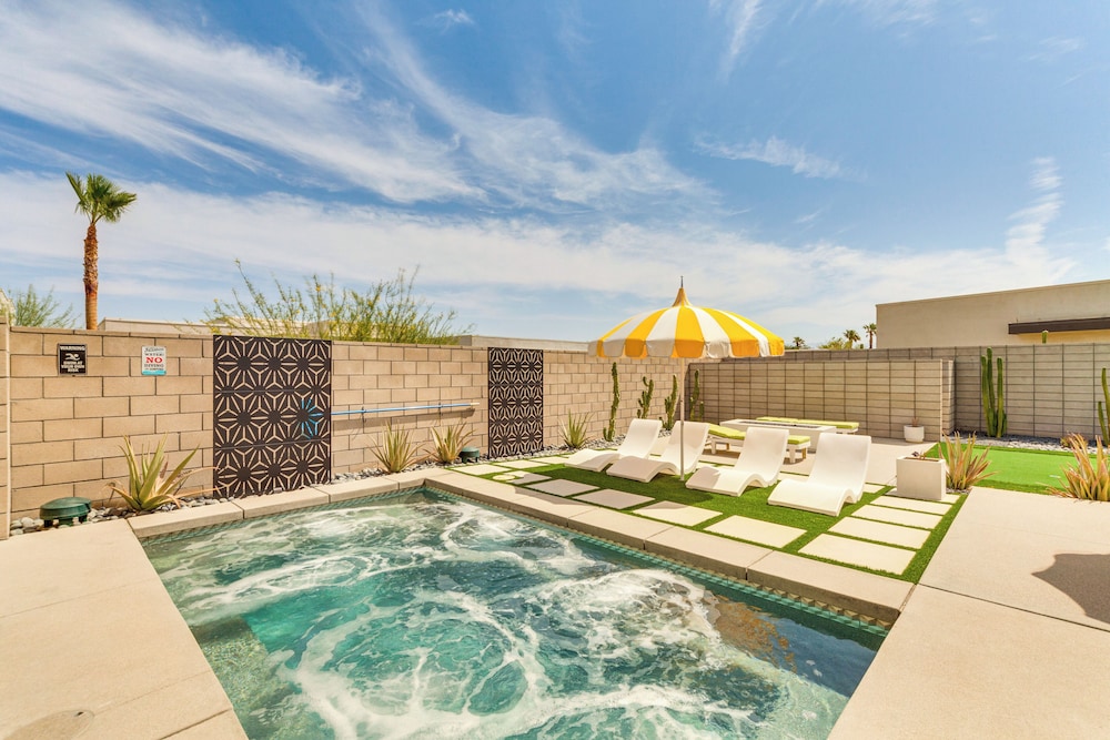 Desert Oasis in Palm Springs w/ Resort-style Perks