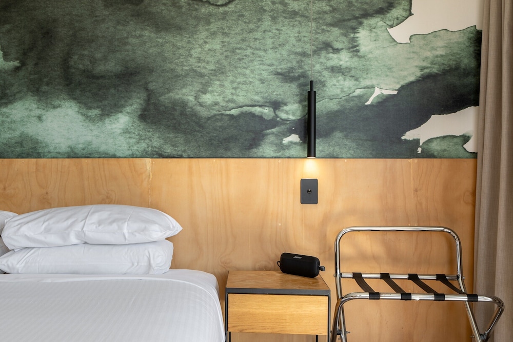 Quirky CBD 1-bed With Pool, Sauna and Balcony