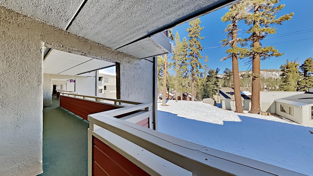 Gorgeous Remodeled Condo With Views Of Mammoth Mountain! by RedAwning
