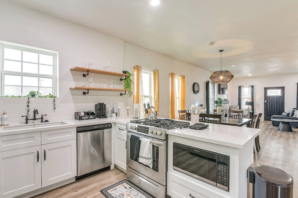 < 1 Mi to Beaches: Galveston Retreat w/ Patio!