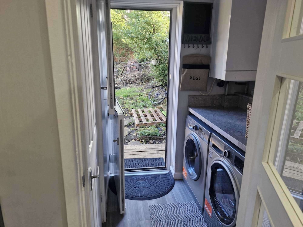 Sleeps 5 - Free Parking - Near Airport & City
