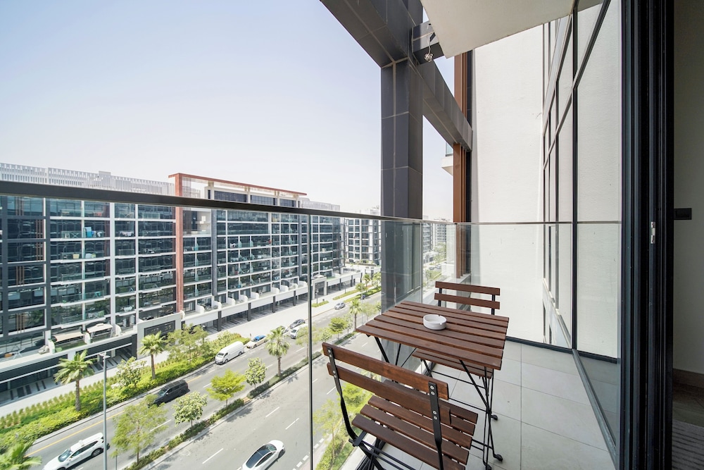 PVH - Stylish 1BR - Azizi Riviera
