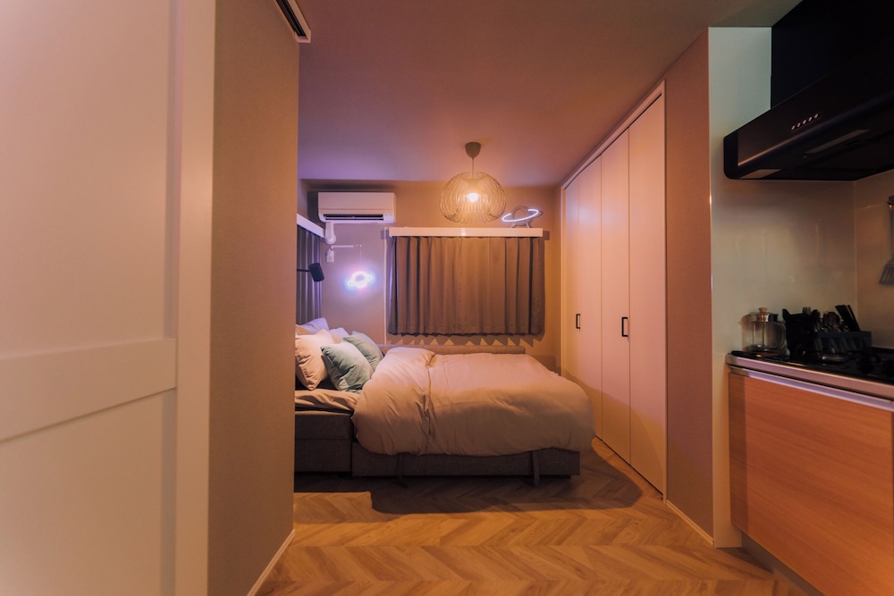 Shinjuku Neon Den 102