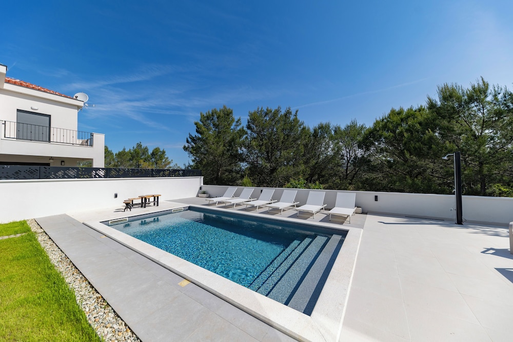 Alba Family Home