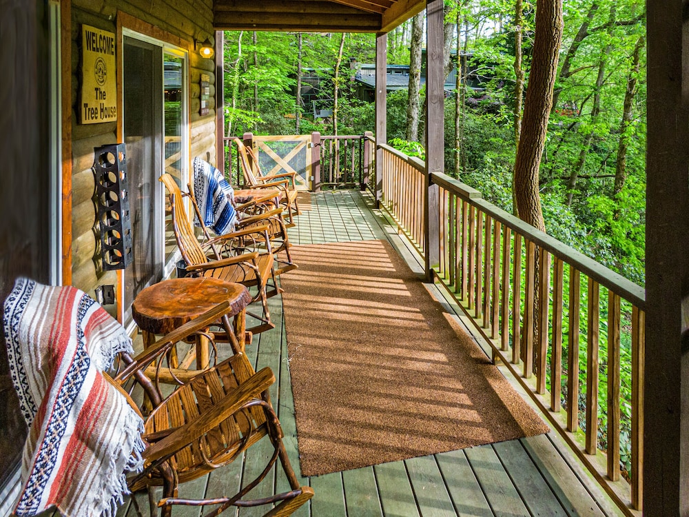 Bear Creek Lodge and Cabins in Helen Ga - Pet Friendly, River on Property, Walking Distance to downtown Helen