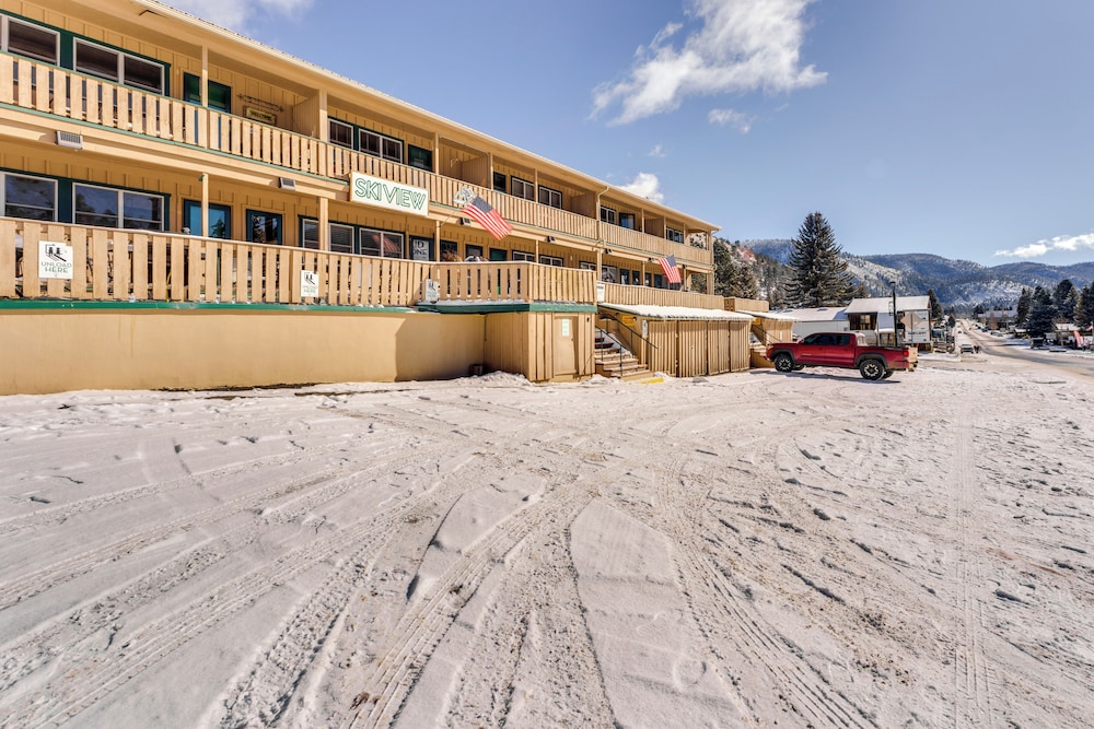 1/2 Mi to Skiing: Red River Condo w/ Free Shuttle!