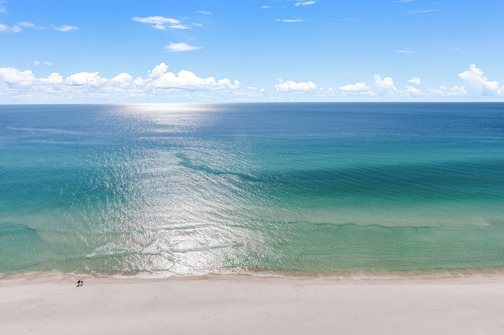 Tidewater Escape: 1br/2ba Beachfront Condo, Sleeps 6, Gulf Views & Comfort!