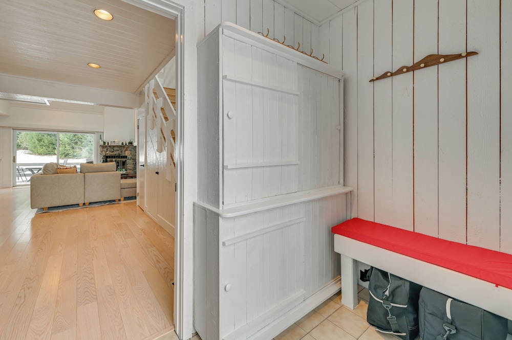 Walk to Ski Lift: Family-friendly Windham Townhome