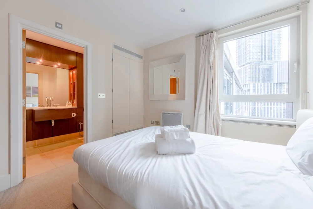 Gorgeous 3 Bedroom Flat in Vauxhall With City Views