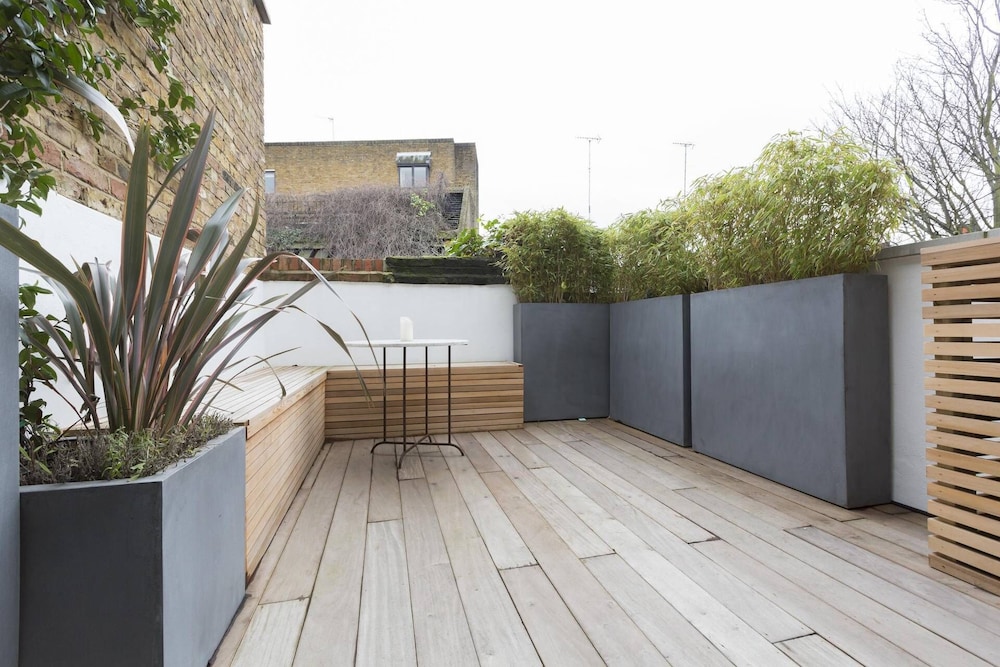 Warwick Gardens II by Onefinestay