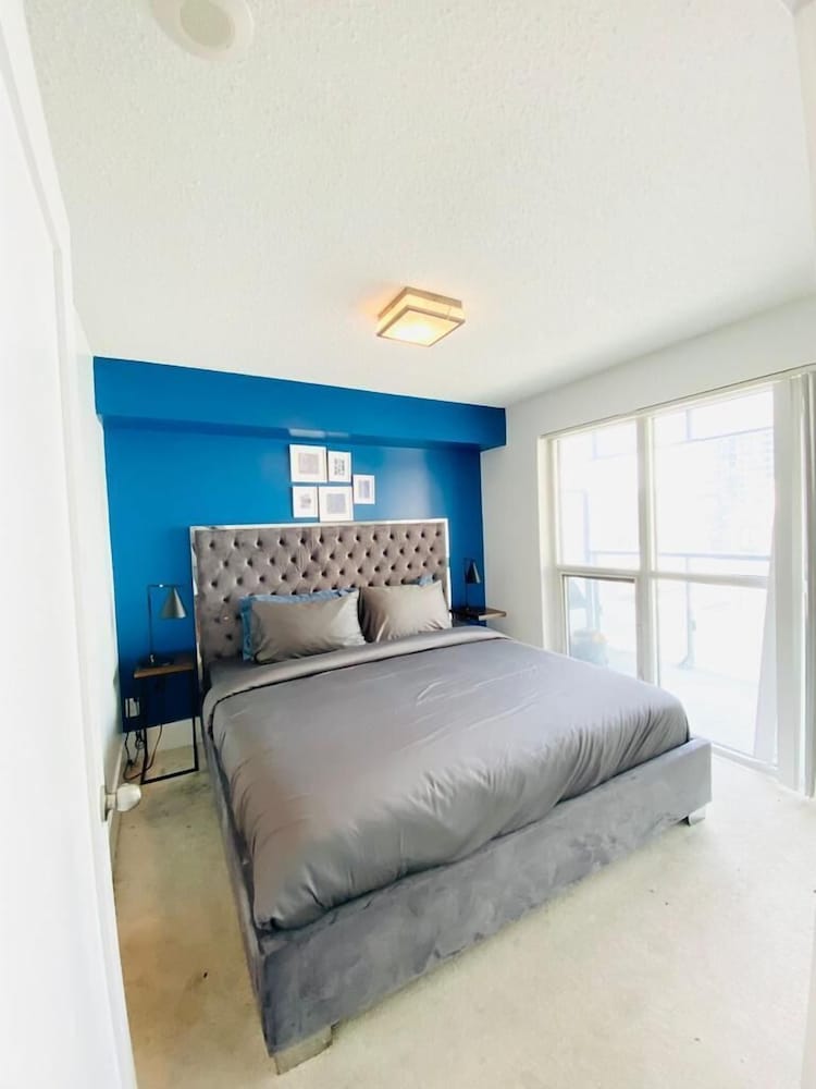 The Bay Suites MTCC CN TOWER - Image 4