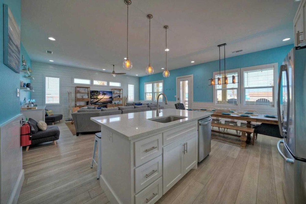 Sleeps 22! 2 Homes Priv Pool, Putting Green, Bar, Deck, Prime Port A Location