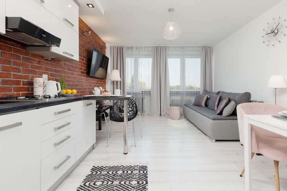 Apartment Popiełuszki Warsaw by Renters view 4