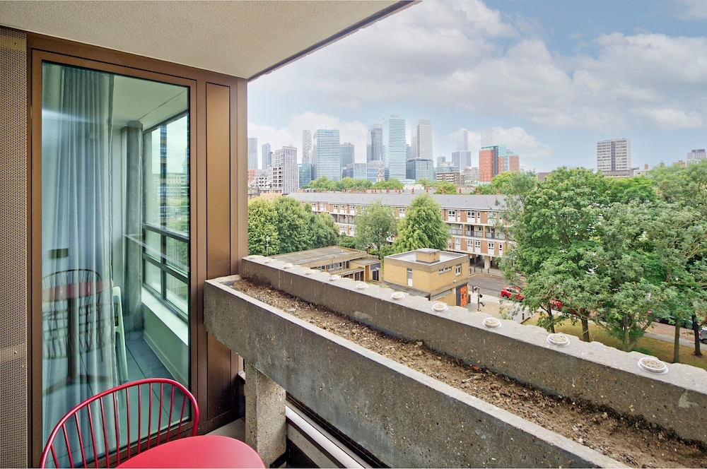 Fabulous Two-bedroom Apartment in Poplar