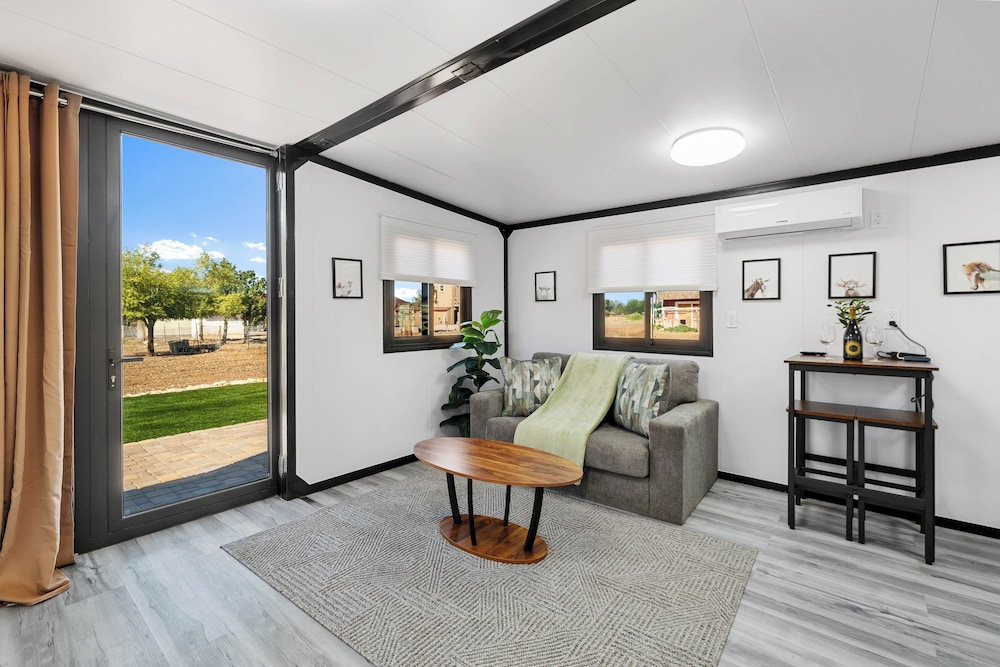 Zebra Ranch 2-br Tiny Home Mtn View Trails Brbq