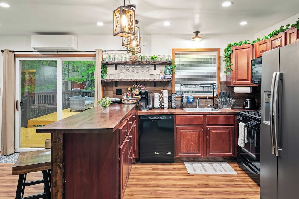 Stylish Mountain Retreat w/ Hot Tub & Firepit Penn Estate Getaway by Avantstay