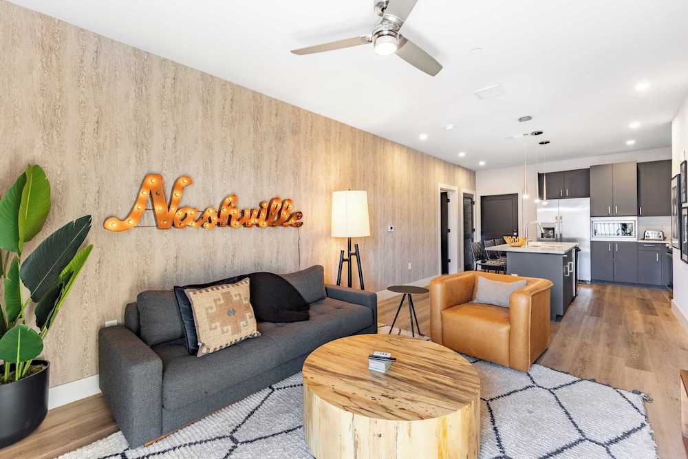 Sleeps 18 3 Modern Midtown Apartments w/ Gym + Pool Walkable to Shops & Eats