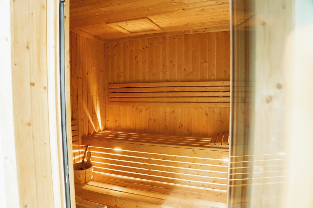 Luxury Studio Rooftop Pool & Gym Access