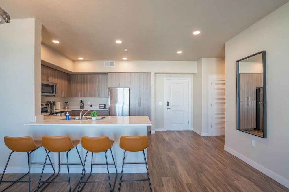 ROVE LIVING/KL - V on Broadway