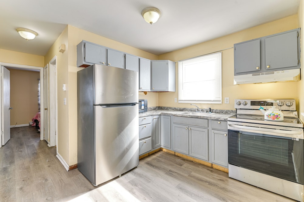 Near Hospitals: Home w/ Yard in Albany!