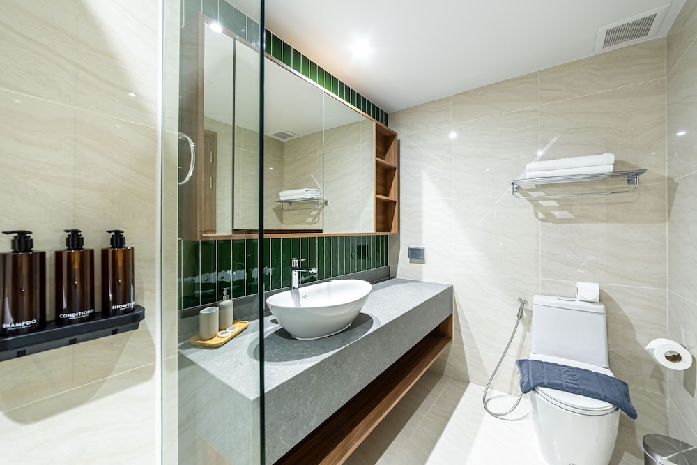 Beachside 2BR 200 m to BangTao beach