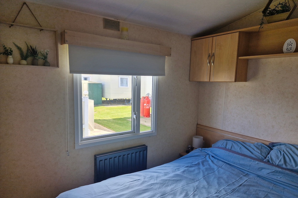 3-bed Caravan, Sleeps 8, Pool & Beach