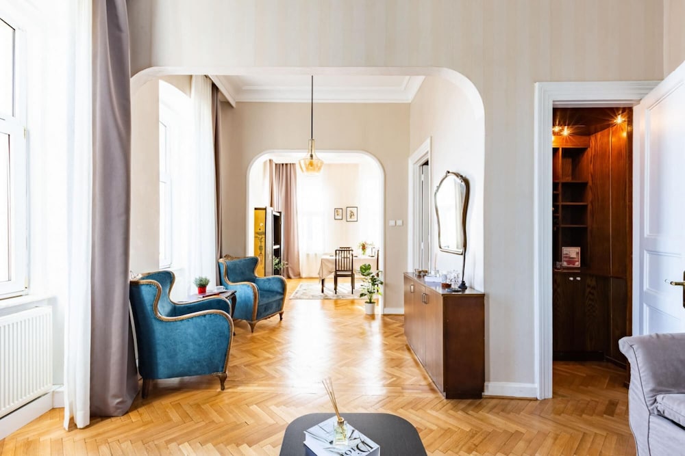 Missafir Historical Flat With Sea View in Beyoglu