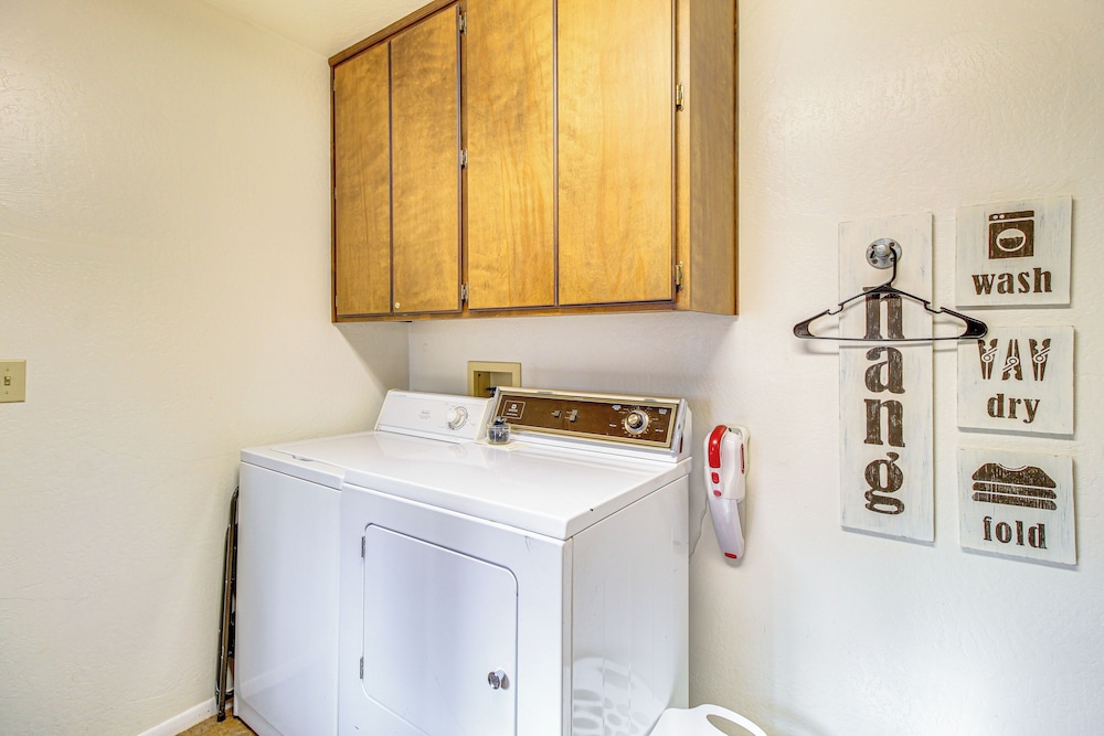 5 Mi to Woodland Lake Park: Cabin in Pinetop!