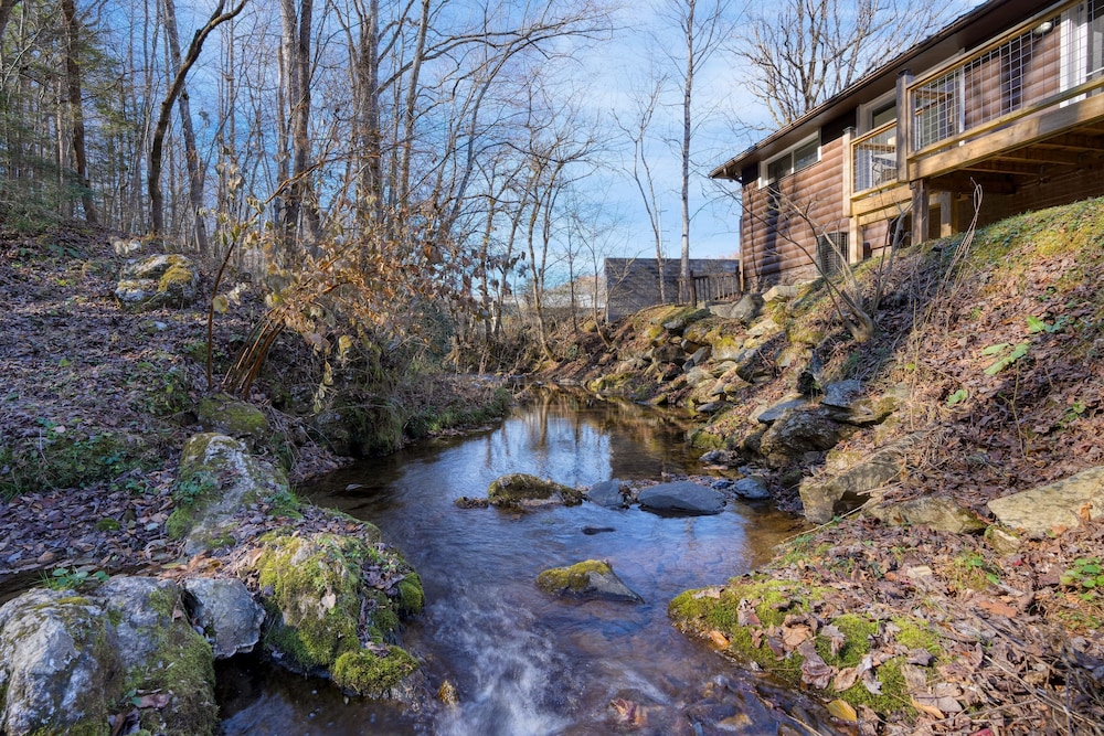 Creekside Haven Gatlinburg Escape by a Bubbling Creek Near Top Attractions