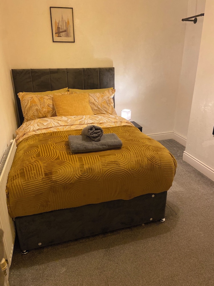 Remarkable 3-bed House in Liverpool view 3