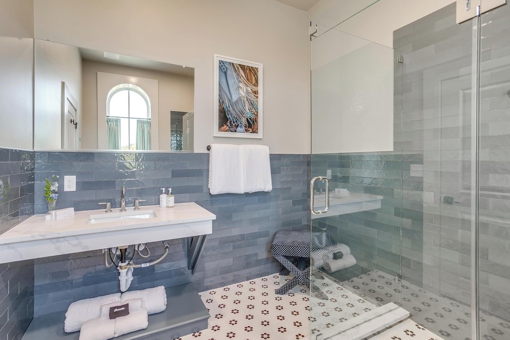 Nutt House Hotel