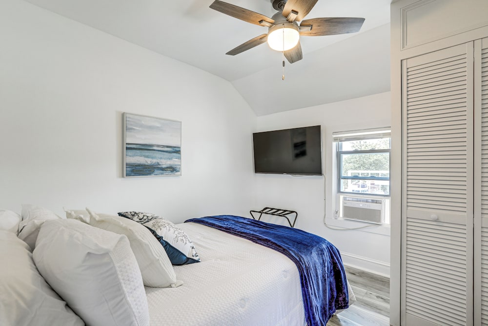 Stroll to Ocean Grove Boardwalk & Beach: Sleek Apt