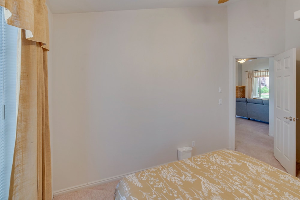 3 Mi to Lake Powell: Home w/ Patio & Waterfall view 3