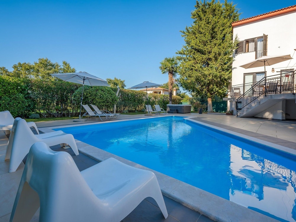 Scenic Villa With Private Garden
