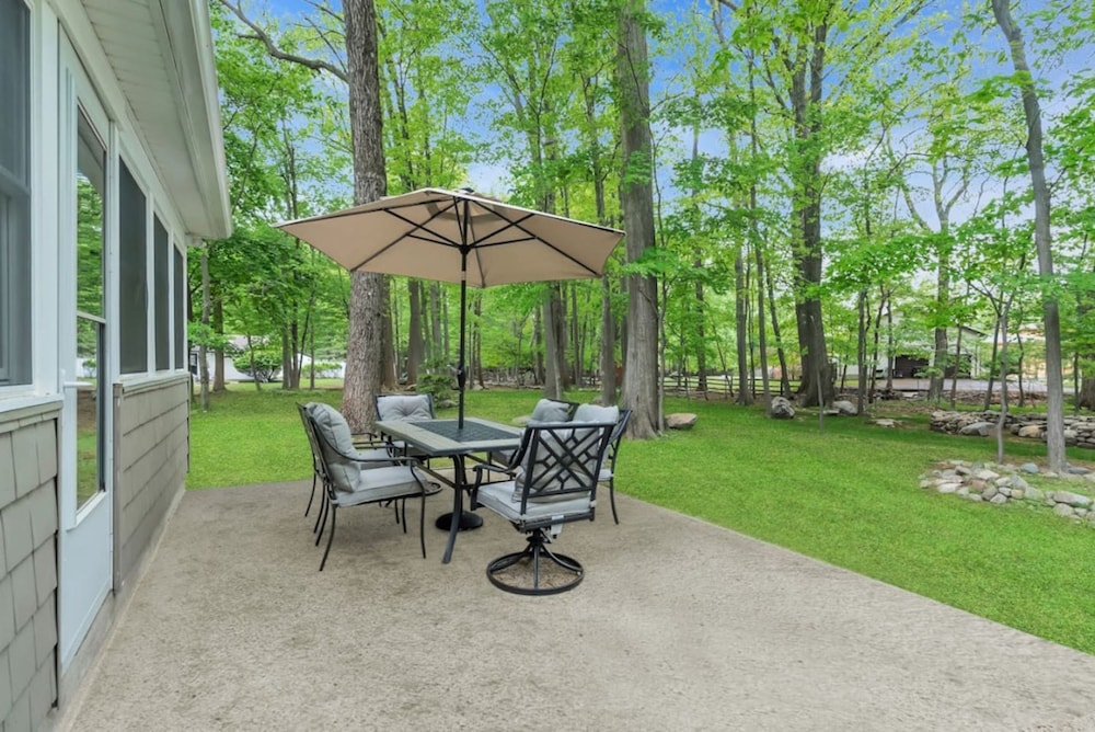 Fall Getaway With Hot Tub Fire Pit and Games
