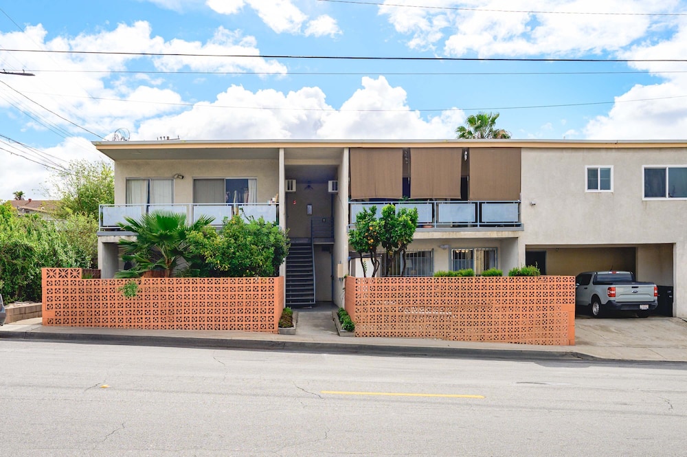 Modern Cozy Retreat Stylish Stay With Patio Parking
