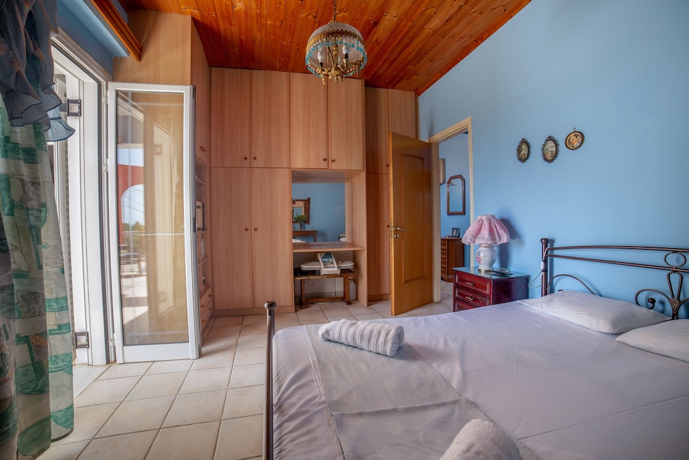 Kiritsis Stylish Apartment view 3
