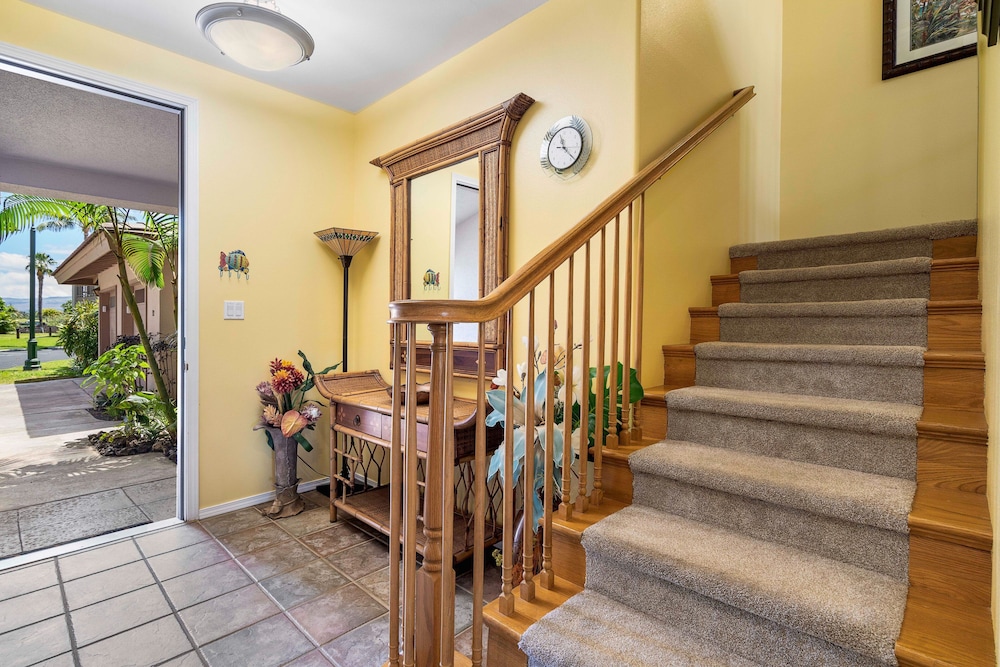 Spacious Top-floor Villa With Stunning Views - Walk to A-bay, Dining & Shops! - Vrkcv