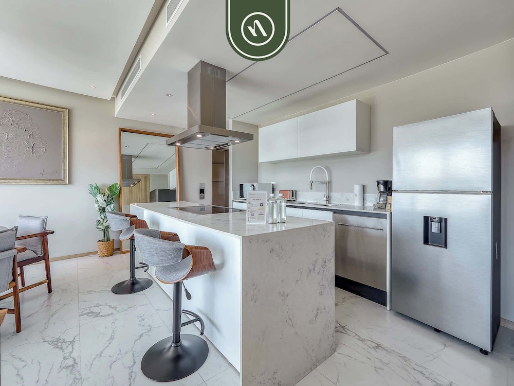 Luxury 3 BR Condo - Beach Access 1 Block Away