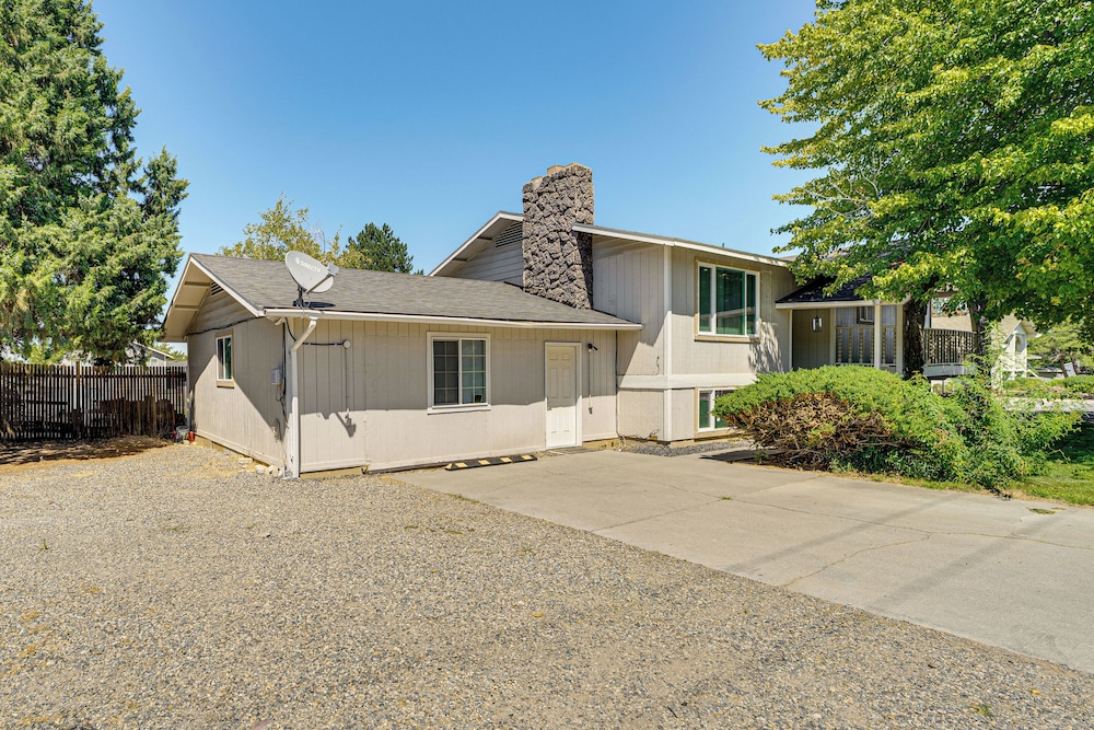 Cozy Apt w/ Private Deck, 2 Mi to Toyota Center!