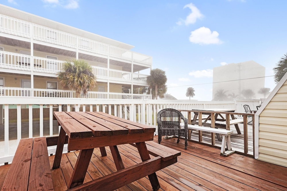 Moonraker 3 1 Bedroom Condo by RedAwning