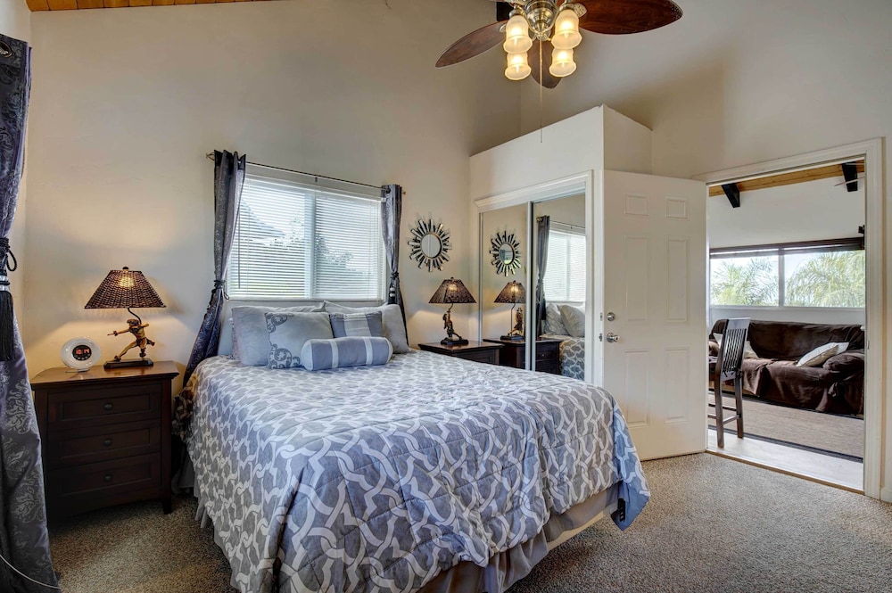Cozy Kona Coast Apt w/ Lanai ~ 8 Miles to Beach! view 3