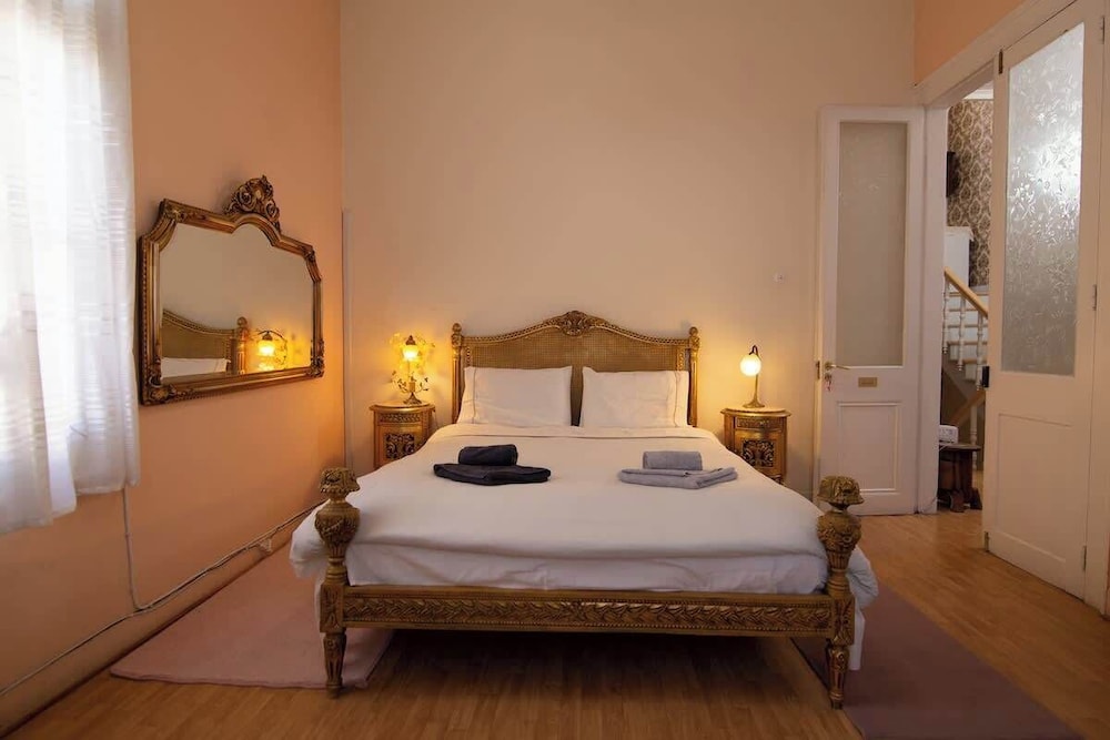 Mikos - Mansion in the City Center